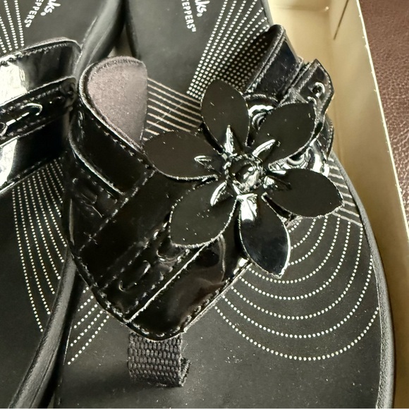 Clarks Women's Breeze Opal Black Patent Sandals sz 9 - Picture 3 of 5